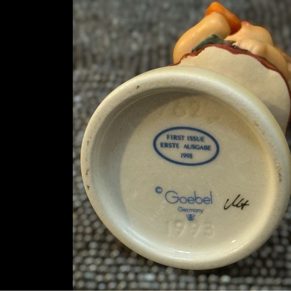 Goebel Hummel Figurine – “Ein Röschen für Dich Roses Are Red” – First Issue 1998 - Picture 5 of 8